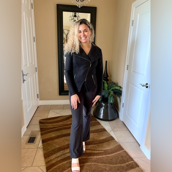 LN HALOGEN STRETCH KNIT MOTO SWEATER JACKET. ASYMMETRICAL ZIPPER DETAIL. DARLING - Picture 3 of 6